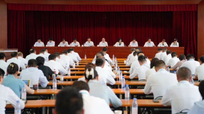 7月18日上午，甘肅文旅集團(tuán)召開(kāi)2025年上半年工作會(huì)暨生產(chǎn)經(jīng)營(yíng)調(diào)度會(huì)。集團(tuán)黨委書(shū)記、董事長(zhǎng)石培文出席會(huì)議并講話(huà)，黨委副書(shū)記、總經(jīng)理馬文玫主持會(huì)議并安排下半年重點(diǎn)工作。會(huì)議通報(bào)了集團(tuán)上半年經(jīng)營(yíng)成果、“