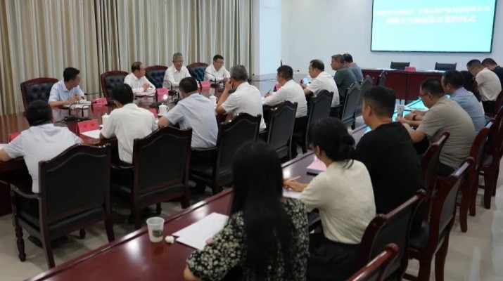 8月7日，甘肅文旅集團(tuán)與隴南市人民政府簽訂《戰(zhàn)略合作框架協(xié)議》。隴南市委書(shū)記張柯兵，集團(tuán)黨委書(shū)記、董事長(zhǎng)石培文出席簽約儀式并致辭，隴南市委副書(shū)記、市長(zhǎng)劉永革，副市長(zhǎng)汪精海，集團(tuán)黨委委員、副總經(jīng)理朱銀鴻